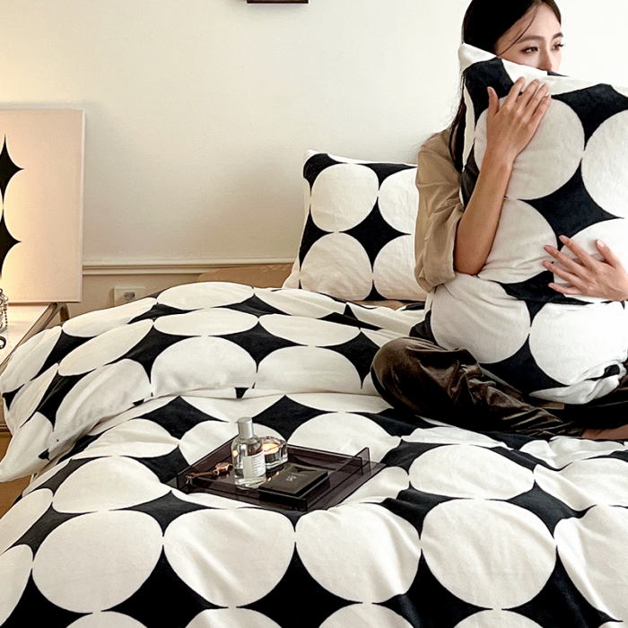 91家纺网 家纺一手货源 找家纺 圆岛家纺 新款230克高克重牛奶绒保暖四件套 黑白菱星