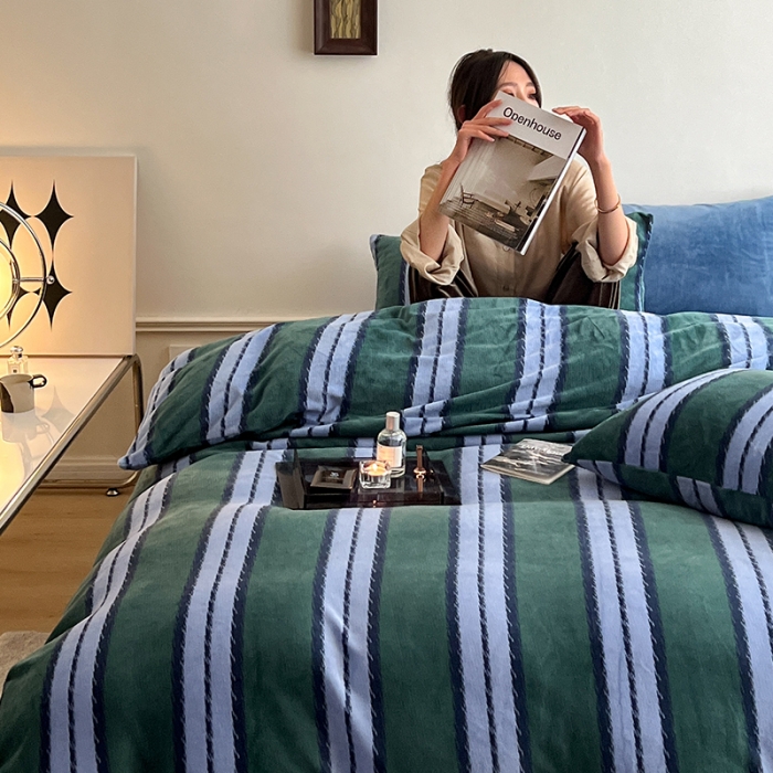 91家纺网 家纺一手货源 找家纺 圆岛家纺 2022新款230克高克重牛奶绒保暖四件套 蓝松绿条