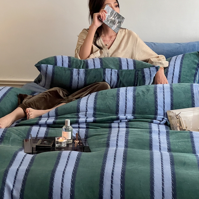 91家纺网 家纺一手货源 找家纺 圆岛家纺 2022新款230克高克重牛奶绒保暖四件套 蓝松绿条