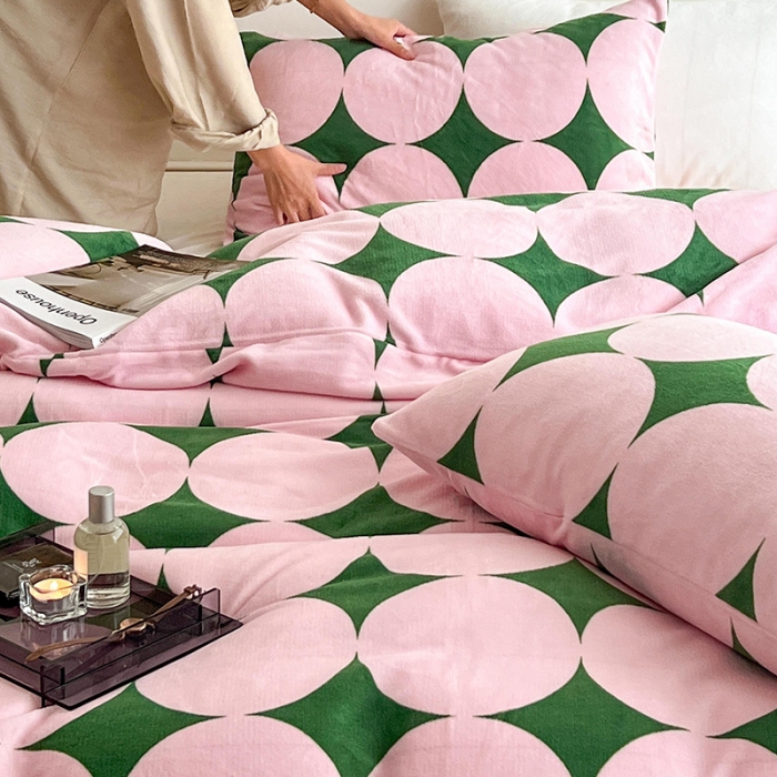 91家纺网 家纺一手货源 找家纺 圆岛家纺 2022新款230克高克重牛奶绒保暖四件套 菱星粉