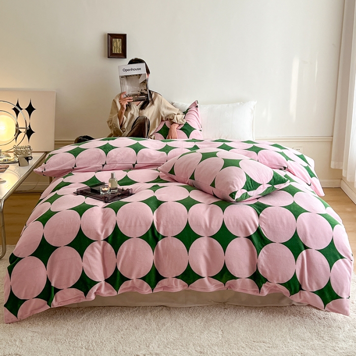 91家纺网 家纺一手货源 找家纺 圆岛家纺 2022新款230克高克重牛奶绒保暖四件套 菱星粉