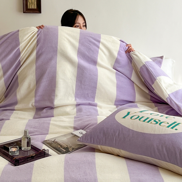 91家纺网 家纺一手货源 找家纺 圆岛家纺 2022新款230克高克重牛奶绒保暖四件套 奶油紫条