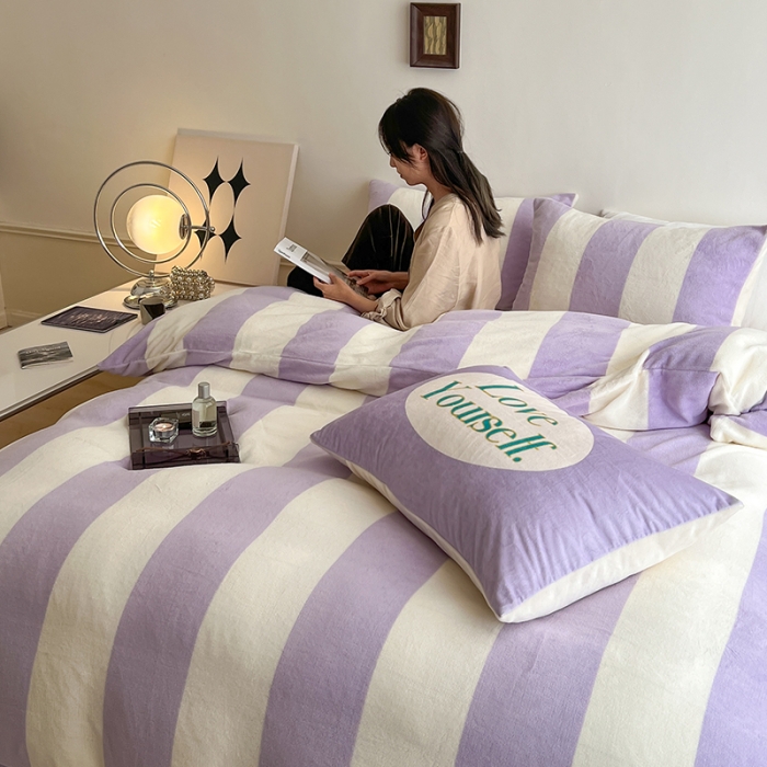 91家纺网 家纺一手货源 找家纺 圆岛家纺 2022新款230克高克重牛奶绒保暖四件套 奶油紫条