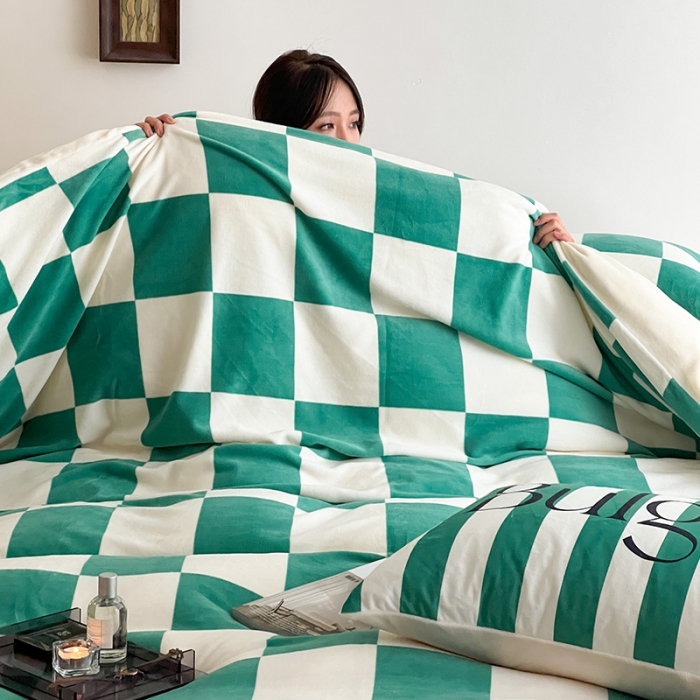 91家纺网 家纺一手货源 找家纺 圆岛家纺 2022新款230克高克重牛奶绒保暖四件套 棋盘绿格