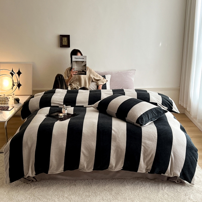 91家纺网 家纺一手货源 找家纺 圆岛家纺 2022新款230克高克重牛奶绒保暖四件套 尚黑粗条