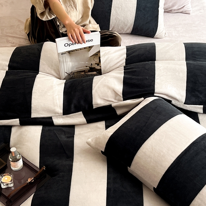 91家纺网 家纺一手货源 找家纺 圆岛家纺 2022新款230克高克重牛奶绒保暖四件套 尚黑粗条