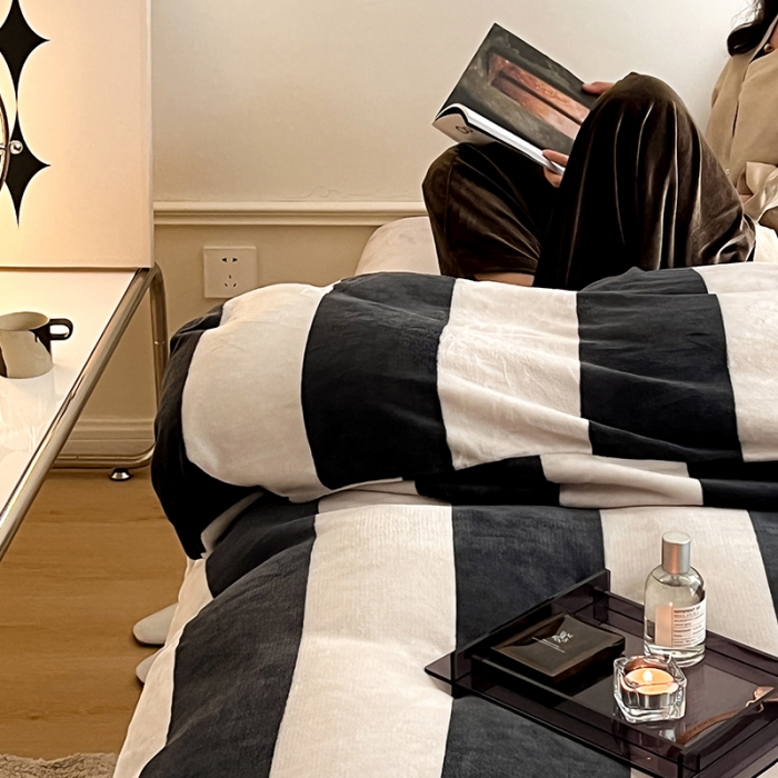 91家纺网 家纺一手货源 找家纺 圆岛家纺 2022新款230克高克重牛奶绒保暖四件套 尚黑粗条