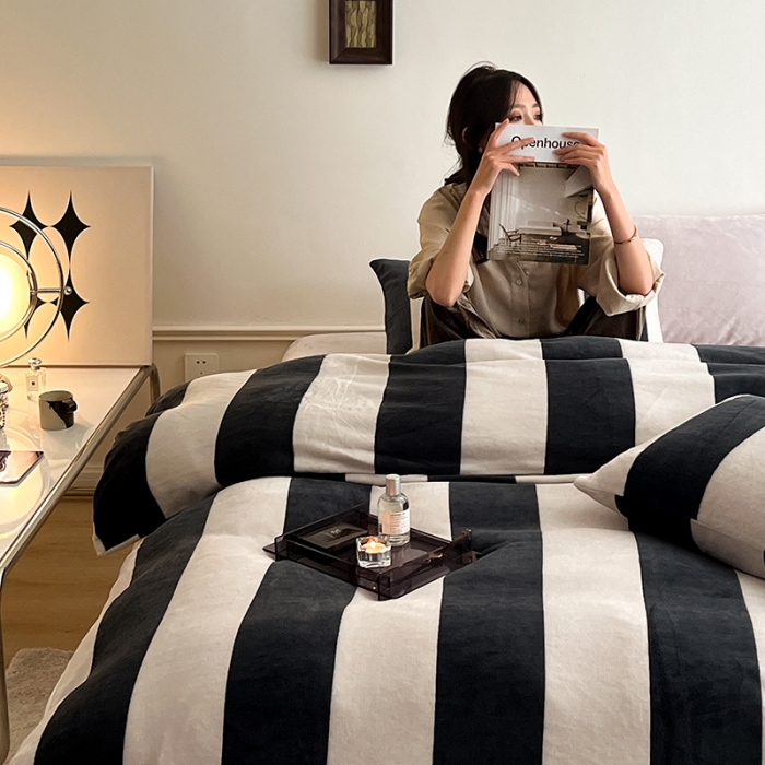 91家纺网 家纺一手货源 找家纺 圆岛家纺 2022新款230克高克重牛奶绒保暖四件套 尚黑粗条