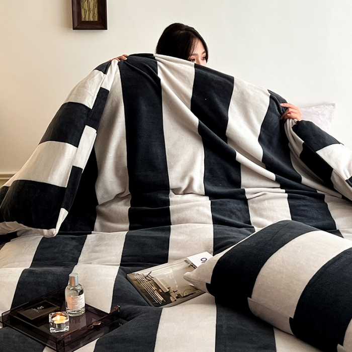 91家纺网 家纺一手货源 找家纺 圆岛家纺 2022新款230克高克重牛奶绒保暖四件套 尚黑粗条