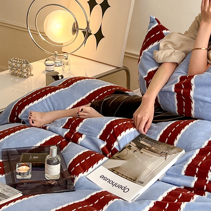 91家纺网 家纺一手货源 找家纺 圆岛家纺 2022新款230克高克重牛奶绒保暖四件套 中红蓝条