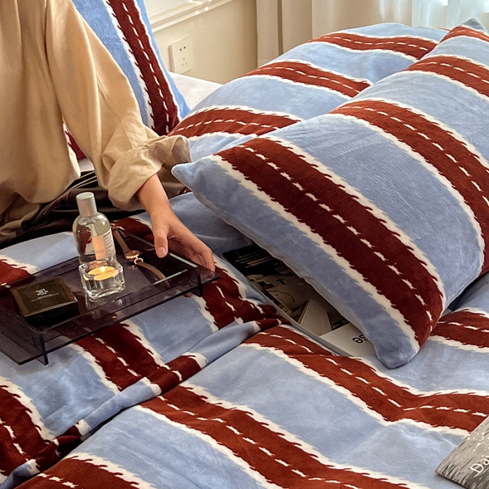 91家纺网 家纺一手货源 找家纺 圆岛家纺 2022新款230克高克重牛奶绒保暖四件套 中红蓝条