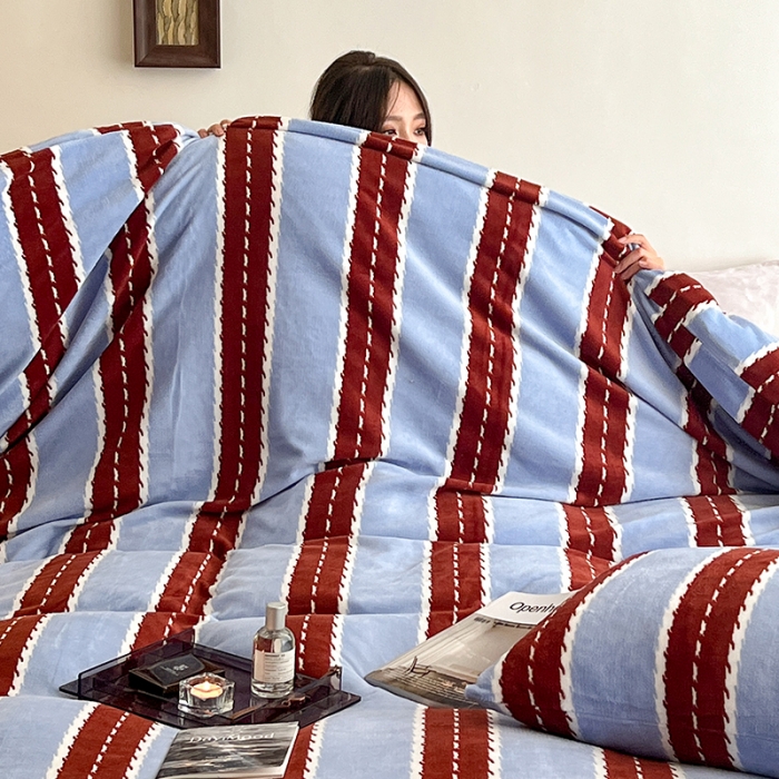 91家纺网 家纺一手货源 找家纺 圆岛家纺 2022新款230克高克重牛奶绒保暖四件套 中红蓝条