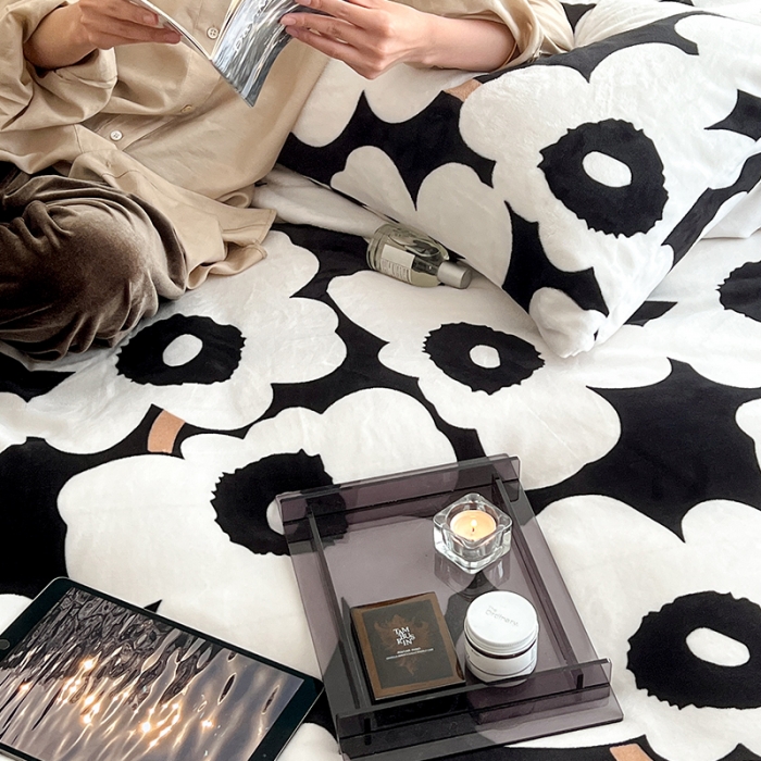 91家纺网 家纺一手货源 找家纺 圆岛家纺 2022新款230克高克重牛奶绒保暖四件套 黑白大霓花