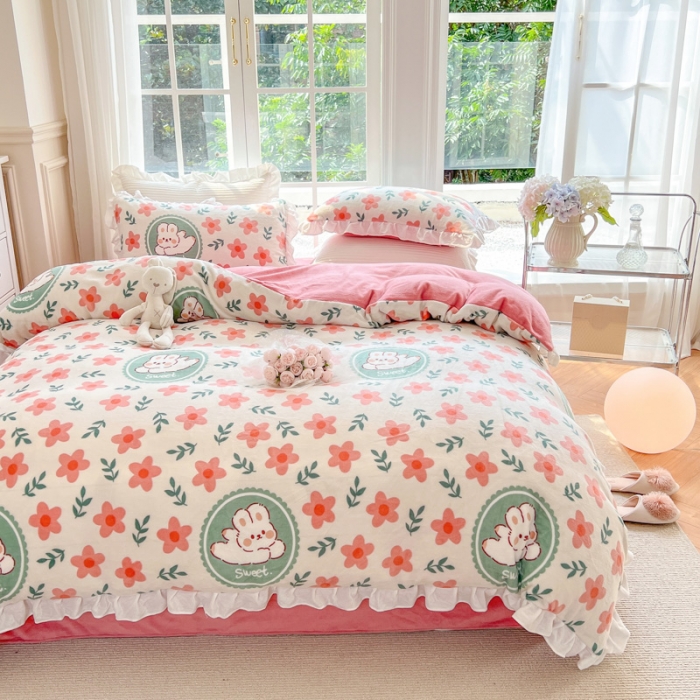 91家纺网 家纺一手货源 找家纺 优彩 2022新款高克重花边款印花牛奶绒三件套四件套 田园兔