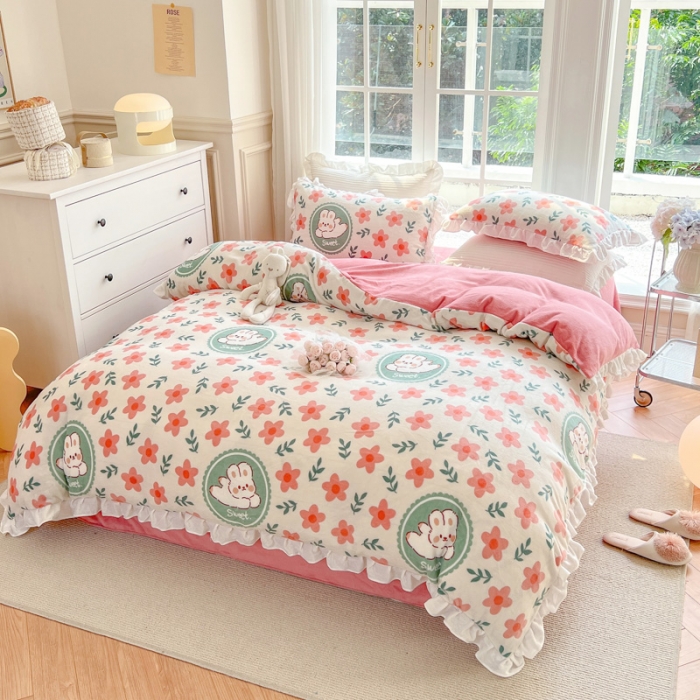 91家纺网 家纺一手货源 找家纺 优彩 2022新款高克重花边款印花牛奶绒三件套四件套 田园兔