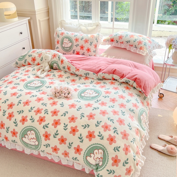 91家纺网 家纺一手货源 找家纺 优彩 2022新款高克重花边款印花牛奶绒三件套四件套 田园兔
