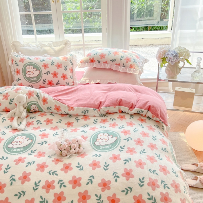 91家纺网 家纺一手货源 找家纺 优彩 2022新款高克重花边款印花牛奶绒三件套四件套 田园兔