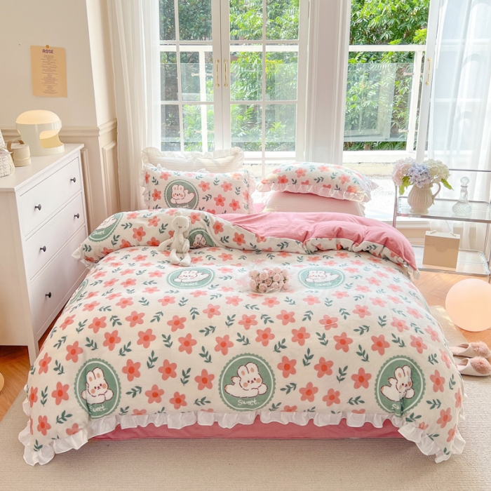 91家纺网 家纺一手货源 找家纺 优彩 2022新款高克重花边款印花牛奶绒三件套四件套 田园兔