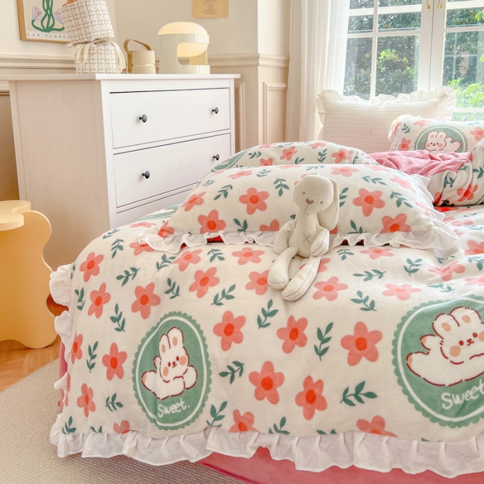 91家纺网 家纺一手货源 找家纺 优彩 2022新款高克重花边款印花牛奶绒三件套四件套 田园兔