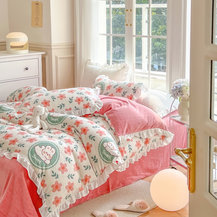 91家纺网 家纺一手货源 找家纺 优彩 2022新款高克重花边款印花牛奶绒三件套四件套 田园兔