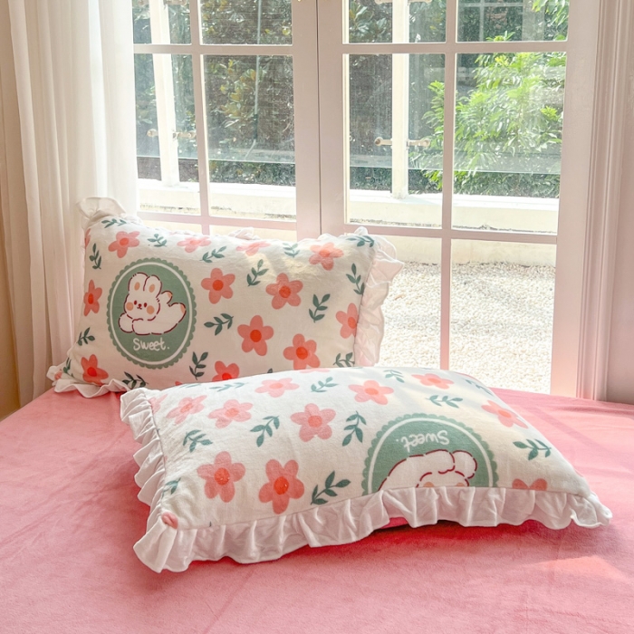 91家纺网 家纺一手货源 找家纺 优彩 2022新款高克重花边款印花牛奶绒三件套四件套 田园兔