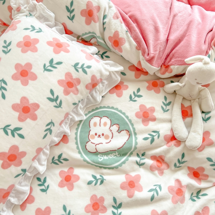 91家纺网 家纺一手货源 找家纺 优彩 2022新款高克重花边款印花牛奶绒三件套四件套 田园兔