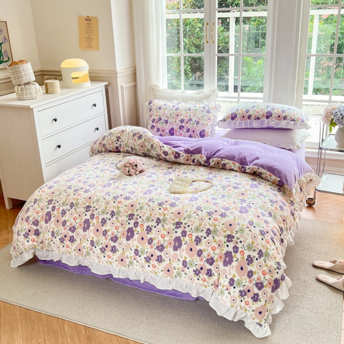 91家纺网 家纺一手货源 找家纺 优彩 2022新款高克重花边款印花牛奶绒三件套四件套 紫樱花