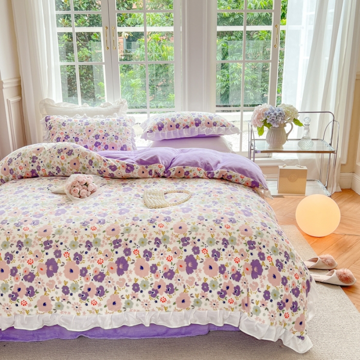 91家纺网 家纺一手货源 找家纺 优彩 2022新款高克重花边款印花牛奶绒三件套四件套 紫樱花