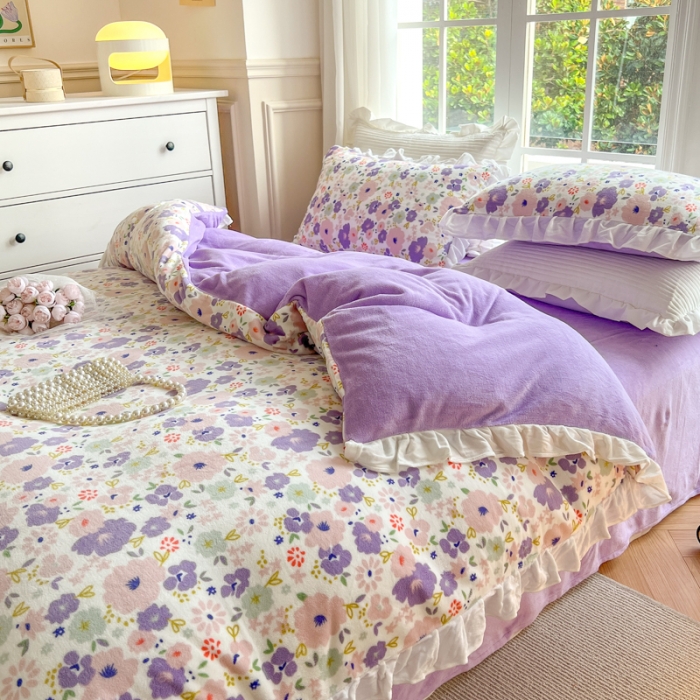 91家纺网 家纺一手货源 找家纺 优彩 2022新款高克重花边款印花牛奶绒三件套四件套 紫樱花