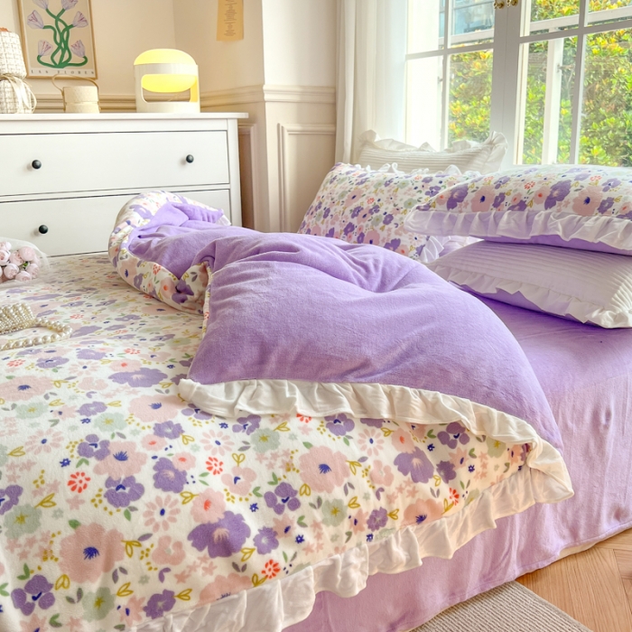 91家纺网 家纺一手货源 找家纺 优彩 2022新款高克重花边款印花牛奶绒三件套四件套 紫樱花