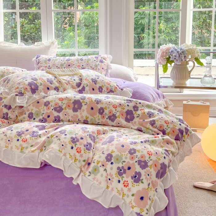 91家纺网 家纺一手货源 找家纺 优彩 2022新款高克重花边款印花牛奶绒三件套四件套 紫樱花