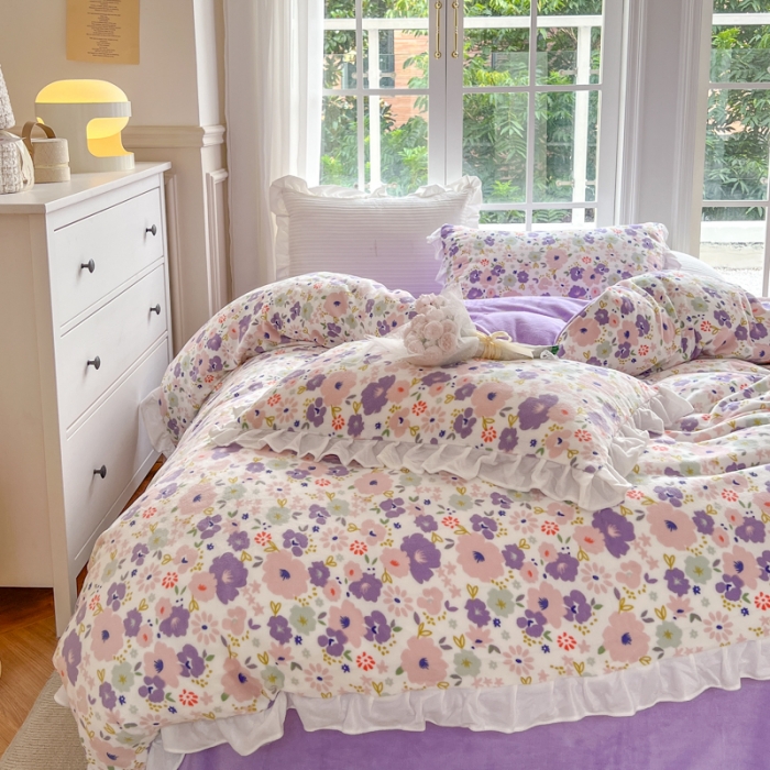 91家纺网 家纺一手货源 找家纺 优彩 2022新款高克重花边款印花牛奶绒三件套四件套 紫樱花