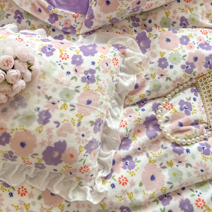 91家纺网 家纺一手货源 找家纺 优彩 2022新款高克重花边款印花牛奶绒三件套四件套 紫樱花