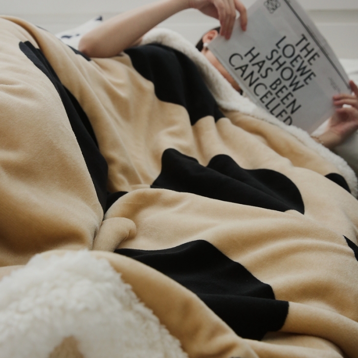 91家纺网 家纺一手货源 找家纺 圆岛家纺 2022秋冬新品牛奶绒羊羔绒毛毯 波点咖