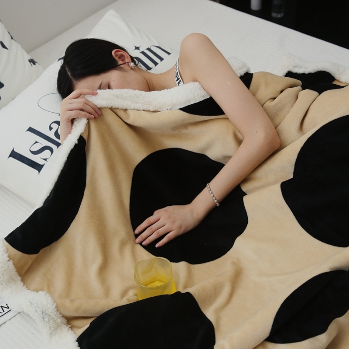 91家纺网 家纺一手货源 找家纺 圆岛家纺 2022秋冬新品牛奶绒羊羔绒毛毯 波点咖