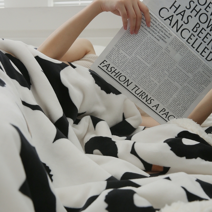 91家纺网 家纺一手货源 找家纺 圆岛家纺 2022秋冬新品牛奶绒羊羔绒毛毯 黑白大霓花