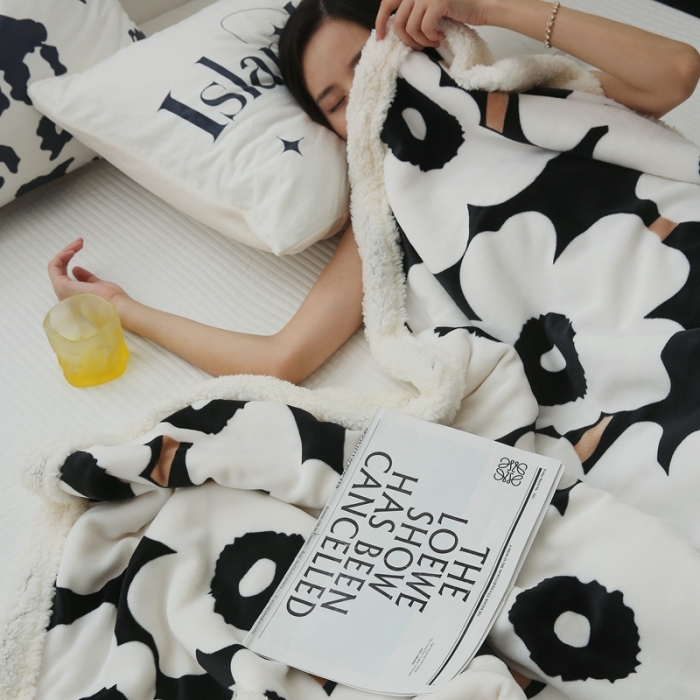 91家纺网 家纺一手货源 找家纺 圆岛家纺 2022秋冬新品牛奶绒羊羔绒毛毯 黑白大霓花