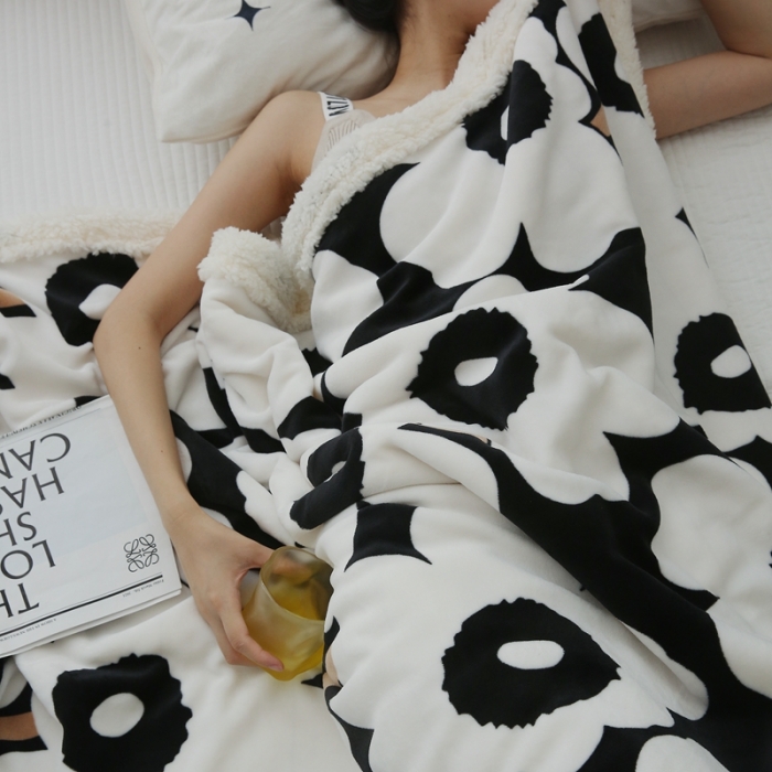 91家纺网 家纺一手货源 找家纺 圆岛家纺 2022秋冬新品牛奶绒羊羔绒毛毯 黑白大霓花