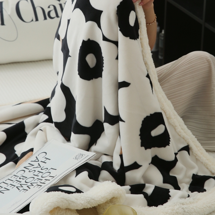 91家纺网 家纺一手货源 找家纺 圆岛家纺 2022秋冬新品牛奶绒羊羔绒毛毯 黑白大霓花