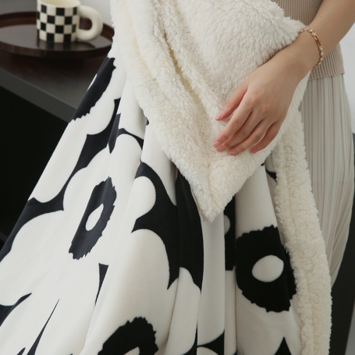 91家纺网 家纺一手货源 找家纺 圆岛家纺 2022秋冬新品牛奶绒羊羔绒毛毯 黑白大霓花