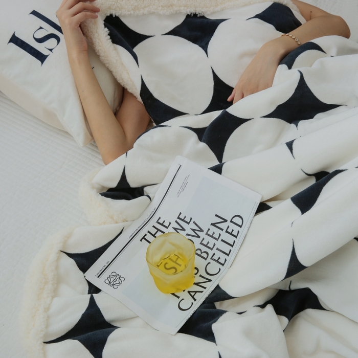 91家纺网 家纺一手货源 找家纺 圆岛家纺 2022秋冬新品牛奶绒羊羔绒毛毯 黑白菱星