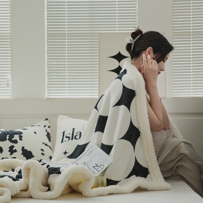 91家纺网 家纺一手货源 找家纺 圆岛家纺 2022秋冬新品牛奶绒羊羔绒毛毯 黑白菱星