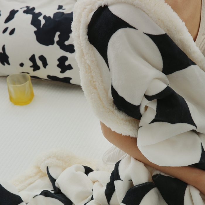 91家纺网 家纺一手货源 找家纺 圆岛家纺 2022秋冬新品牛奶绒羊羔绒毛毯 黑白菱星