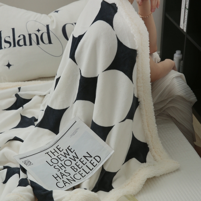 91家纺网 家纺一手货源 找家纺 圆岛家纺 2022秋冬新品牛奶绒羊羔绒毛毯 黑白菱星