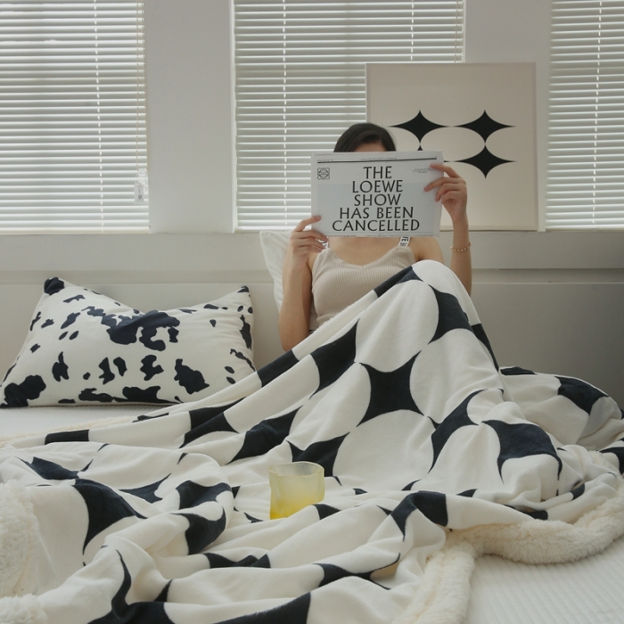 91家纺网 家纺一手货源 找家纺 圆岛家纺 2022秋冬新品牛奶绒羊羔绒毛毯 黑白菱星