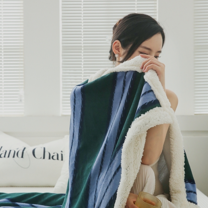 91家纺网 家纺一手货源 找家纺 圆岛家纺 2022秋冬新品牛奶绒羊羔绒毛毯 蓝松绿条