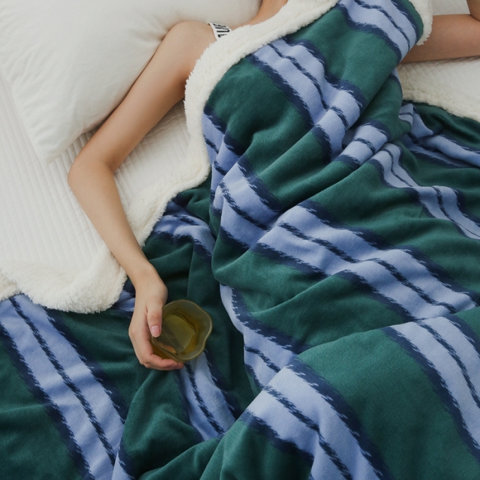 91家纺网 家纺一手货源 找家纺 圆岛家纺 2022秋冬新品牛奶绒羊羔绒毛毯 蓝松绿条