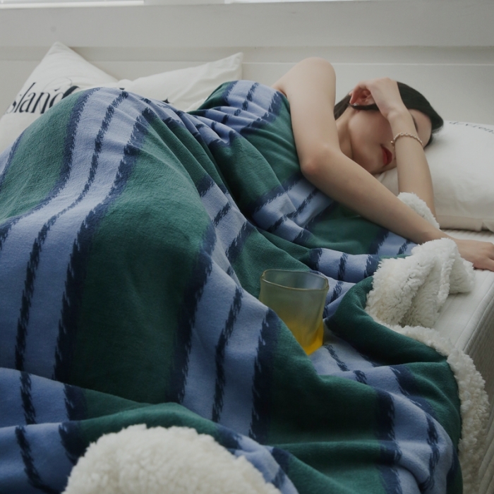 91家纺网 家纺一手货源 找家纺 圆岛家纺 2022秋冬新品牛奶绒羊羔绒毛毯 蓝松绿条