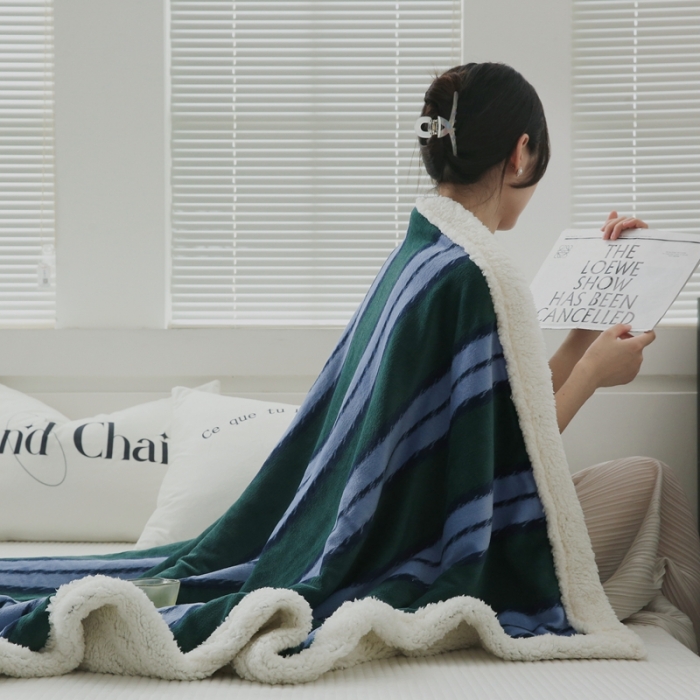 91家纺网 家纺一手货源 找家纺 圆岛家纺 2022秋冬新品牛奶绒羊羔绒毛毯 蓝松绿条