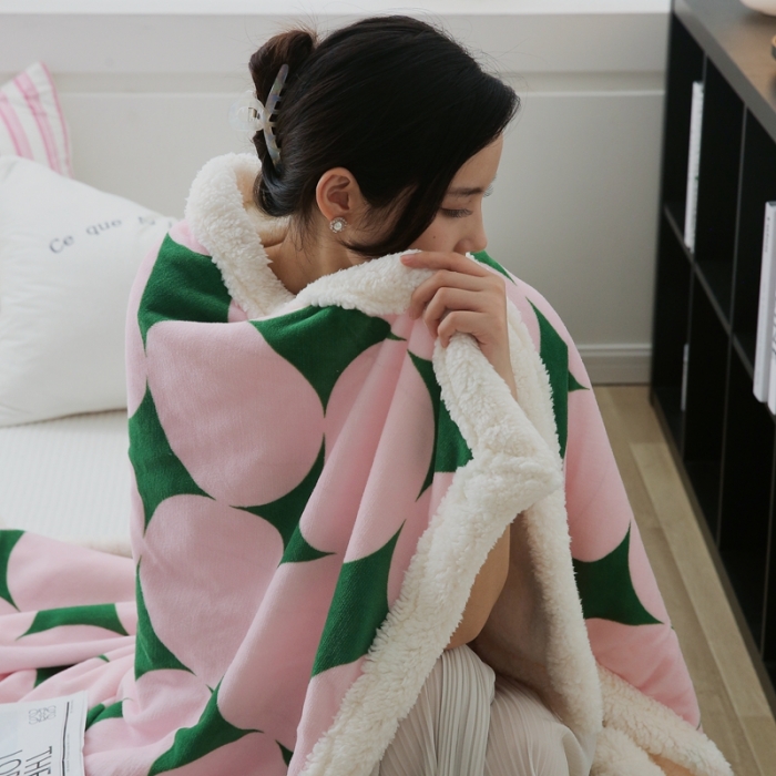 91家纺网 家纺一手货源 找家纺 圆岛家纺 2022秋冬新品牛奶绒羊羔绒毛毯 菱星粉